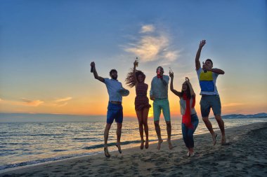 mutlu genç insanlar plajda 