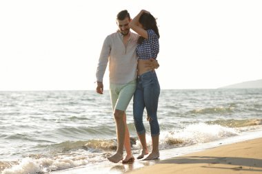 mutlu çift Sahilde yürüyüş