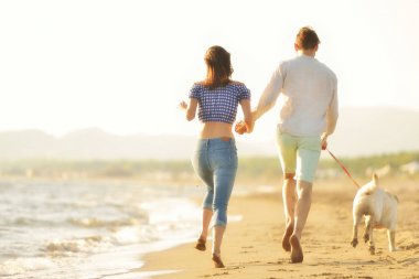 Sahilde iki genç insan.