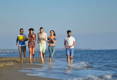 plajda eğlenmek arkadaşlar