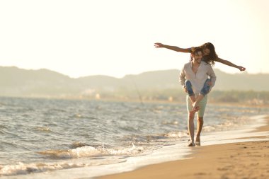 bir kız sırtlama taşıyan adam