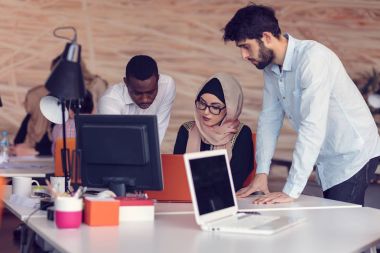Çalışma çok ırklı iş adamları