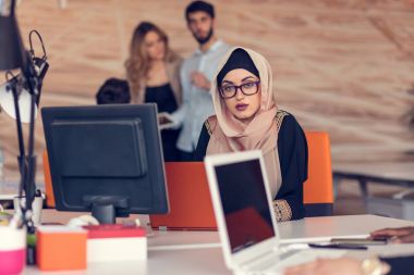 Arapça işkadını ofisinde çalışan.