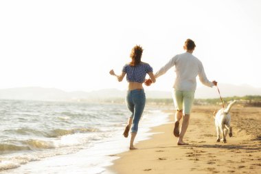 Sahilde iki genç insan.