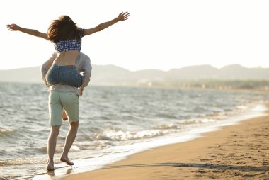 bir kız sırtlama taşıyan adam