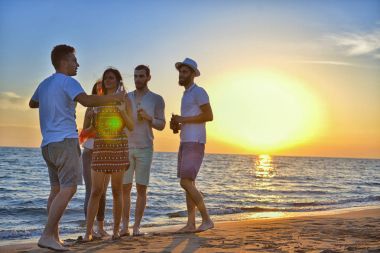 Gençler kumsalda dans