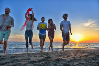 mutlu genç insanlar plajda 