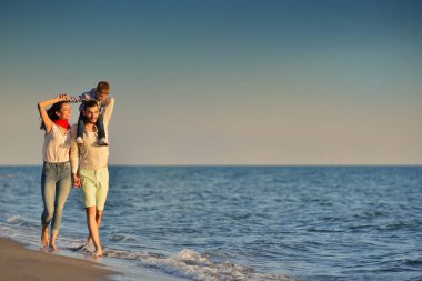 Kumsalda mutlu genç bir aile