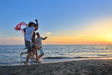 mutlu genç insanlar plajda 