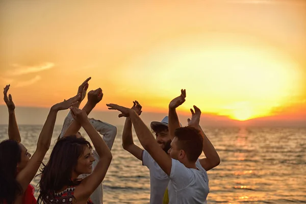 Jóvenes bailando en la playa — Foto de Stock