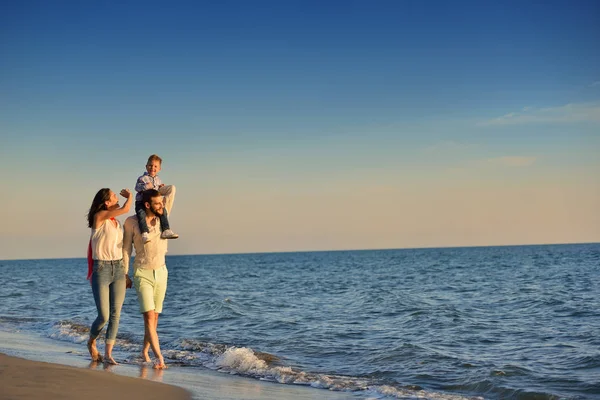 Kumsalda mutlu genç bir aile — Stok fotoğraf