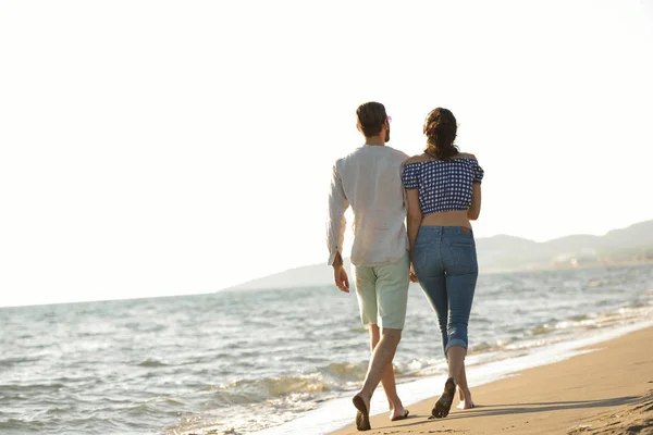 Joyeux couple marchant sur la plage — Photo