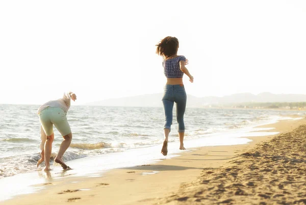 Felice coppia a piedi sulla spiaggia — Foto Stock