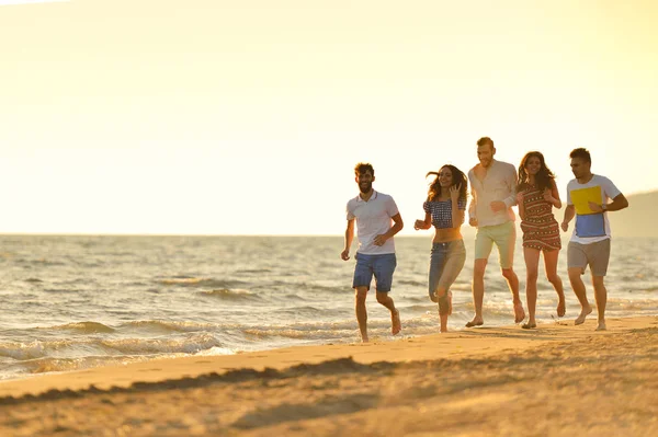 Des amis s'amusent sur la plage — Photo