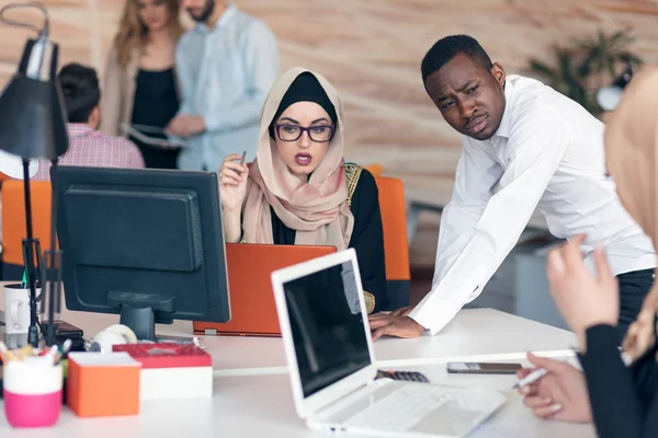 Gente de negocios multirraciales trabajando — Foto de Stock