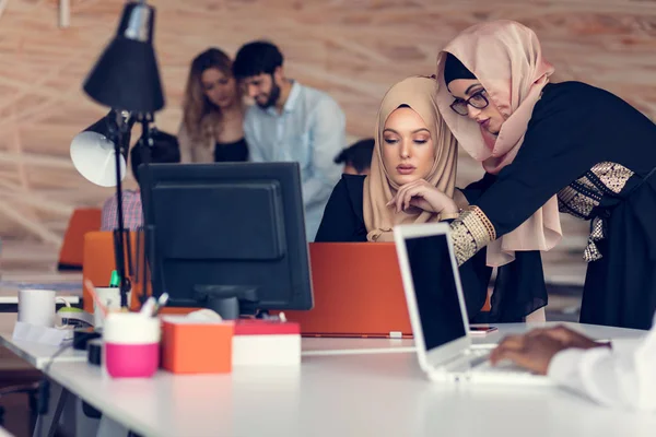 Twee vrouwen met hijab in kantoor. — Stockfoto
