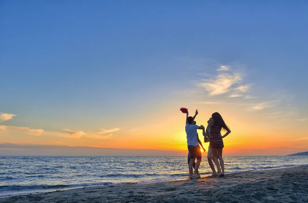 Jóvenes bailando en la playa — Foto de Stock