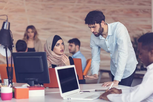 Gente de negocios multirraciales trabajando — Foto de Stock