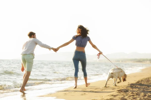 Two young people on the beach — Stock Photo, Image