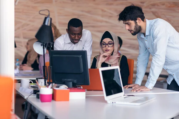 Gente de negocios multirraciales trabajando — Foto de Stock