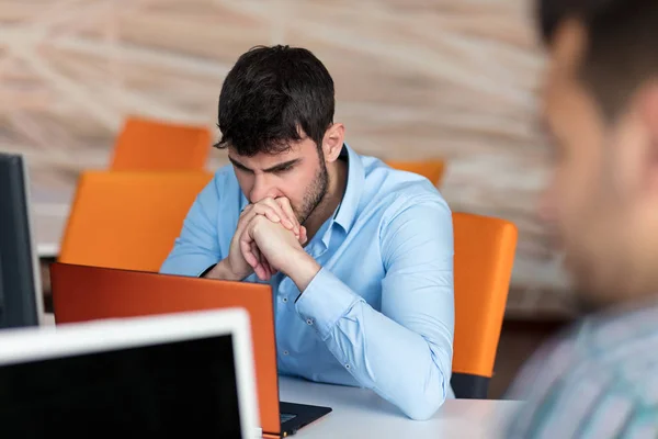 Homme d'affaires inquiet travaillant dans le bureau — Photo