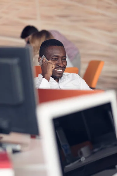 Uomo d'affari seduto al computer in ufficio — Foto Stock