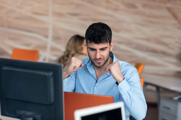 Homme d'affaires travaillant sur ordinateur dans le bureau — Photo