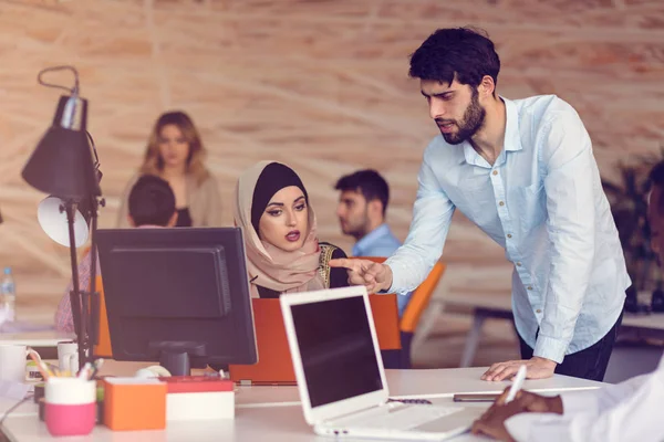 Gente de negocios multirraciales trabajando — Foto de Stock