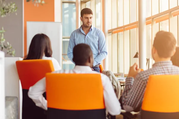 Hombre haciendo la presentación al equipo en la oficina —  Fotos de Stock