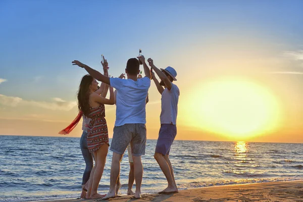 Młodzi ludzie tańczą na plaży — Zdjęcie stockowe