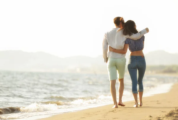 Joyeux couple marchant sur la plage — Photo