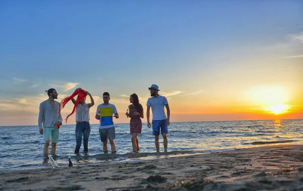 Happy young people on beach — Stock Photo, Image