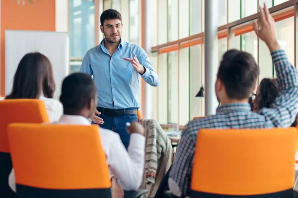 Uomo che fa la presentazione al team in ufficio — Foto Stock