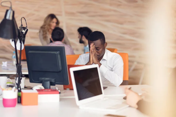 Beau Afro-Américain au bureau — Photo