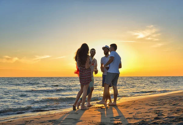 Młodzi ludzie tańczą na plaży — Zdjęcie stockowe