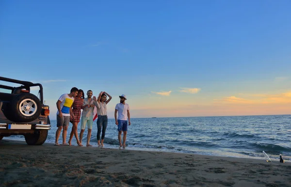 Jeunes gens heureux sur la plage — Photo