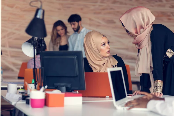 Deux femmes avec hijab au bureau . — Photo