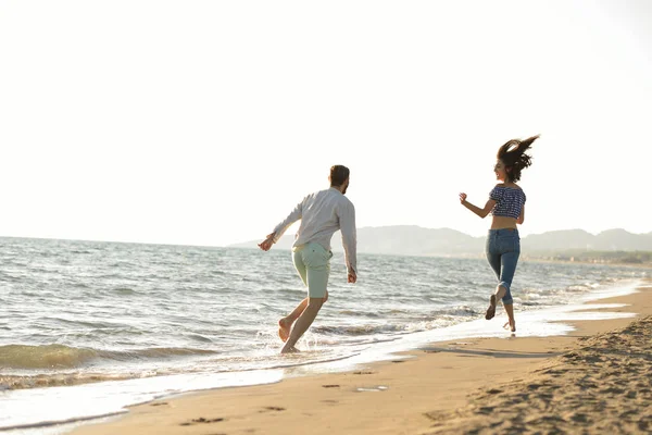 Felice coppia a piedi sulla spiaggia — Foto Stock