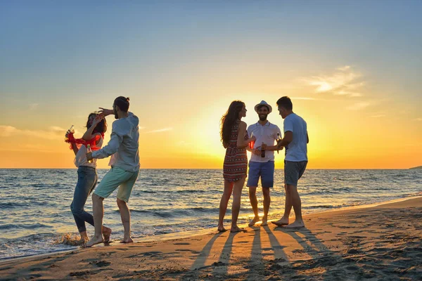 Jóvenes bailando en la playa — Foto de Stock