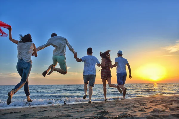 Jovens felizes na praia — Fotografia de Stock