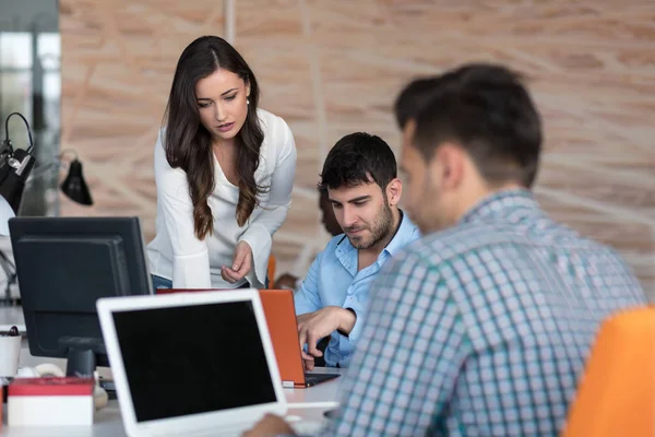 Gens d'affaires travaillant au bureau — Photo