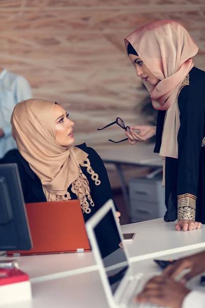 Deux femmes avec hijab au bureau . — Photo