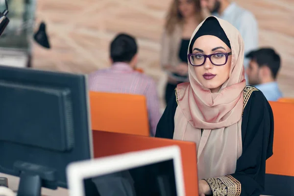 Arabská podnikatelka pracující v kanceláři. — Stock fotografie