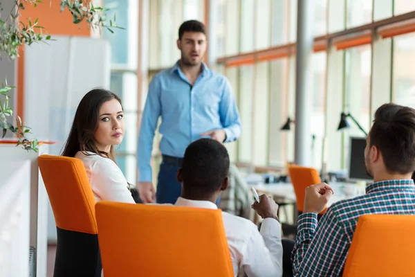 Hombre haciendo la presentación al equipo en la oficina — Foto de Stock