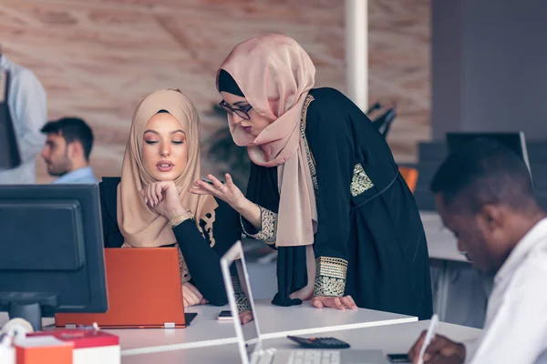 Deux femmes avec hijab au bureau . — Photo