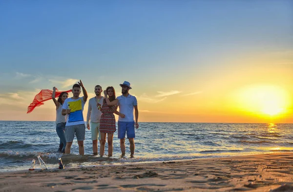 Jóvenes felices en la playa — Foto de Stock