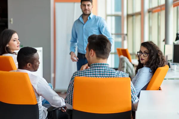 Uomo che fa la presentazione al team in ufficio — Foto Stock