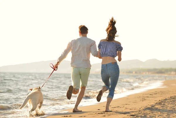 Dwoje młodych ludzi na plaży — Zdjęcie stockowe