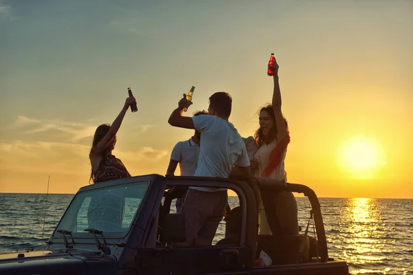 Les gens qui s'amusent en voiture convertible — Photo