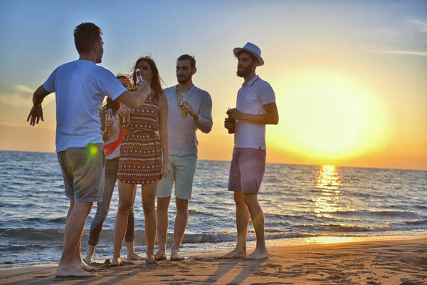 Gençler kumsalda dans